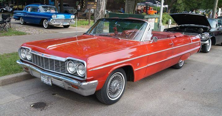 <p><strong>1959 YILINDA TANITILDI</strong></p>
<p> </p>
<p>Chevrolet Impala, Chevrolet'nin amiral gemisi modeli olarak 1959 yılında piyasaya çıktı. Şık tasarımı ve güçlü performansıyla tanınan araç kısa sürede bir Amerikan klasiği haline geldi. Avrupa'da hiç satılmamış olsa da, Impala'nın filmlerde ve TV şovlarında görünmesi, pop kültüründeki ve otomotiv tarihindeki yerini sağlamlaştırdı.</p>