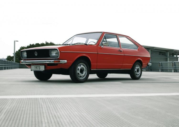 <p><strong>1973 YILINDA TANITILDI</strong></p>
<p> </p>
<p>Volkswagen Passat, 1973 yılında sekiz nesli boyunca önemli ölçüde evrim geçiren zarif bir sedan olarak piyasaya çıktı. Sofistike tasarımı ve güvenilirliği ile tanınan bu model, Volkswagen'in en popüler modellerinden biri olmaya devam etmiştir.</p>