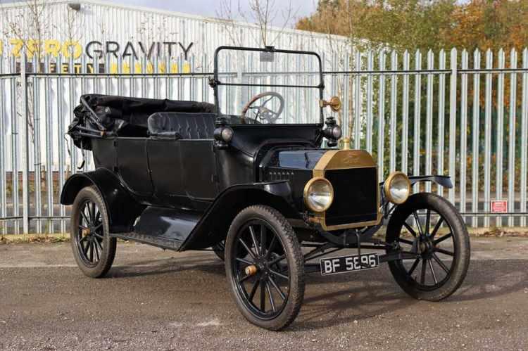 <p><strong>1916 YILINDA TANITILDI</strong></p>
<p> </p>
<p>"Tin Lizzy" olarak bilinen Ford Model T, otomotiv endüstrisinde devrim oluşturdu.. İlk seri üretim otomobil olarak, otomobil sahipliğini uygun fiyatlı ve erişilebilir hale getirdi ve tarihteki yerini bir yenilik sembolü olarak sağlamlaştırdı.</p>