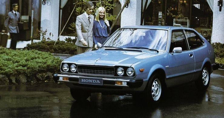 <p><strong>1976 YILINDA TANITILDI</strong></p>
<p> </p>
<p>Honda Accord piyasaya sürüldüğünden bu yana otomotiv dünyasının temel taşlarından biri olmuştur. Güvenilirliği ve performansıyla tanınan Accord, bugüne kadar dokuz nesliyle ABD ve Japonya'da en çok satan araçlardan biri olmaya devam ediyor.</p>