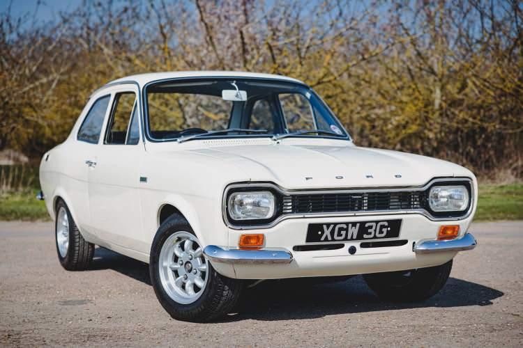 <p><strong>1968 YILINDA TANITILDI</strong></p>
<p> </p>
<p>Sağlamlığı ve ralli mirasıyla tanınan Ford Escort, kısa sürede Ford için bir amiral gemisi modeli haline geldi. Üretimi 2000 yılında sona ermesine rağmen, Escort'un etkisi Ford Focus'un önünü açarak mirasını sürdürdü.</p>