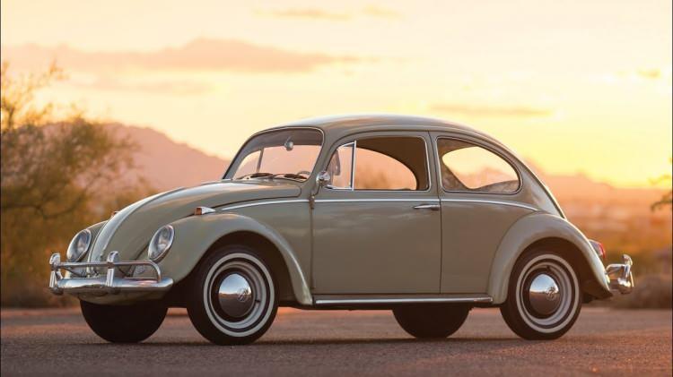 <p><strong>1938 YILINDA TANITILDI</strong></p>

<p> </p>

<p>"Uğur Böceği" olarak da bilinen Volkswagen Beetle, bugüne kadar üretilmiş en tanınmış otomobillerden biridir. Eşsiz tasarımı ve güvenilirliği ile sevilen Beetle, 1960'ların karşı kültürünün bir sembolü haline geldi. Üretimi 2003 yılında durdurulmasına rağmen, model 2012 yılında yeniden canlandırıldı ve başarısını sürdürdü.</p>
