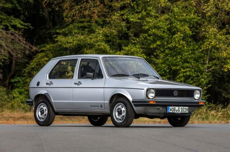 <p><strong><span style="color:#B22222">3) VOLKSWAGEN GOLF</span> | 27.5 MİLYON ADET</strong></p>