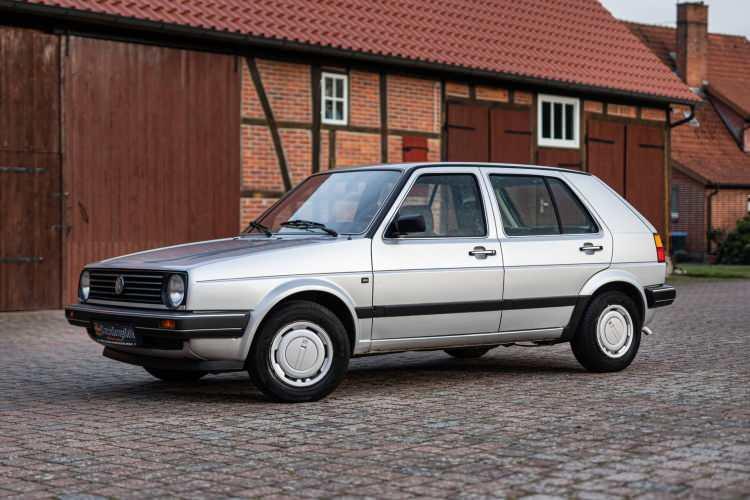<p><strong>1974 YILINDA TANITILDI</strong></p>
<p> </p>
<p>Volkswagen Golf, Volkswagen için marka tanımlayıcı bir modeldir. Birçok nesli boyunca 31 milyondan fazla satılan Golf, kalite konusundaki itibarını sürekli olarak korumuş, zamana göre evrim geçirmiş ancak temel cazibesine sadık kalmıştır.</p>