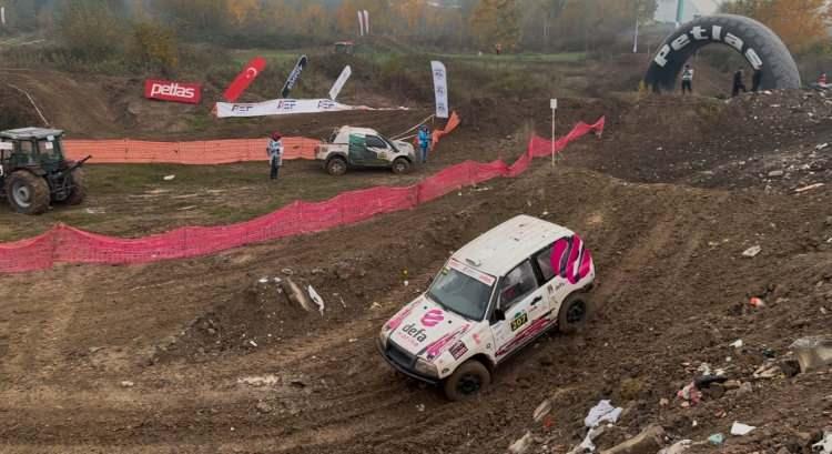 <p>Türkiye'nin ilk ve tek X-Trial kadın pilotu unvanına sahip olarak kariyerine başlayan Aksöz, babasıyla off-road yarışlarında aile dayanışması sergiliyor. Küçük yaşlarda araçlarla tanışan Aksöz, off-road sporuna başlama hikayesini ve kariyer hedeflerini İhlas Haber Ajansı (İHA) muhabirine anlattı.</p>