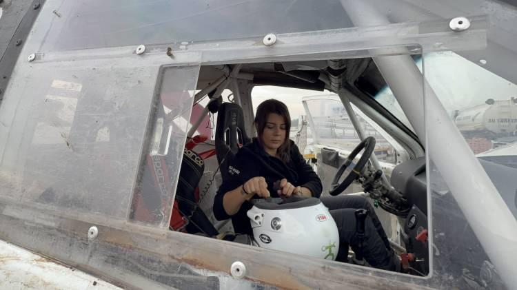<p>18-19 yaşından beri yarışların içerisinde olduğunu aktaran Aksöz, "Türkiye'nin ilk ve tek kadın X-Trial pilotu olarak başladım bu spora. Ardından 54 Otomobil Sporları Kulübüne transfer oldum ve Türkiye Off-Road Şampiyonası'yla tanıştım. Yaklaşık iki sezon kadar Türkiye Off-Road Şampiyonası'nda yarıştım. Onun ardından başka bir takımla anlaştım ve kızlar kulübümüz vardı. Ezgi Yılmaz benim kopilotumdu. Yaklaşık iki senelik bir aradan sonrada pistlere dönmeye karar verdim ve baba kız olarak yarışıyoruz" dedi.</p>
<p> </p>