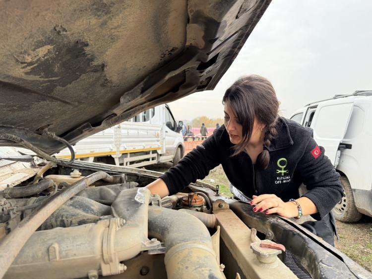 <p><span style="color:#B22222"><strong>"Benim ilk araba tecrübem off-road aracımızlaydı"</strong></span></p>
<p><br />
Küçük yaşlarda araçlarla tanıştığını aktaran Melis Aksöz, <strong><em>"Ben babasına düşkün bir kız çocuğuyum. Babamın da sanayide bir dükkanı var ve hep beraber zaman geçirip arabalarla ilgileniyorduk. Onlarla yarışlara izlemeye geliyorduk. Babam bir off-road aracı aldı ve biz piknik yapmaya başladık. Ben de bu sürede arabada oturmaya başladım. Benim ilk araba tecrübem off-road aracımızlaydı. Sonrasında etap yapıyorduk ve babam beni eğitmeye başladı. Yarışlarda Burak ağabeyim benim kopilotluğumu yaptı ve X-Trial Şampiyonası'na profesyonel anlamda giriş yaptım"</em></strong> diye konuştu.</p>