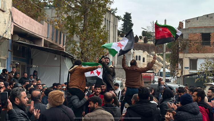 <p>Suriyeliler, araçlarla konvoy oluşturdu ve zafer turu attı. </p>