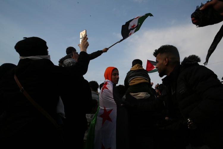 <p>Şazibey Caddesi'ndeki sevinç gösterilerine katılan Mahmud El Hüseyin, <strong>"Esed, 14 yıl boyunca zulüm, zalimlik ve katliamlar yaptı ama bu artık bitti. Bugün mutlu bir günü yaşıyoruz, sevinçliyiz. Suriye kurtuldu, Suriye Esed'den kurtuldu. Artık Suriye özgür bir ülke olmuştur. "</strong>dedi. </p>