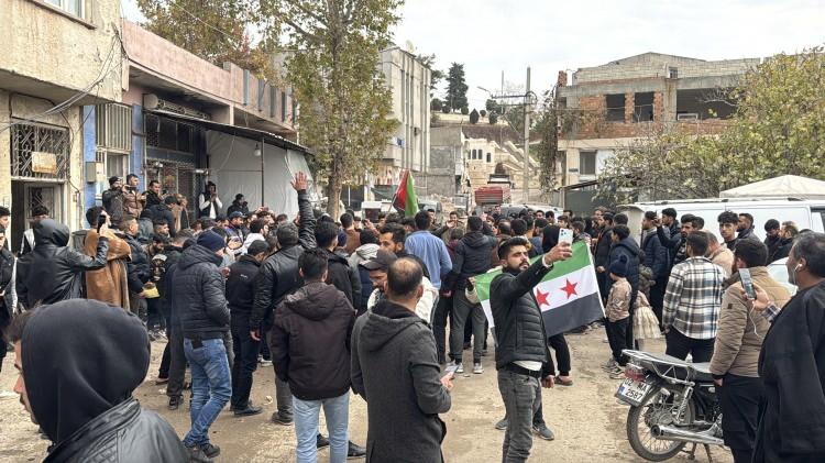 <p>İstanbul'da yaşayan Suriyeliler, ülkelerinde Esed rejiminin devrilmesini kutladı. </p>