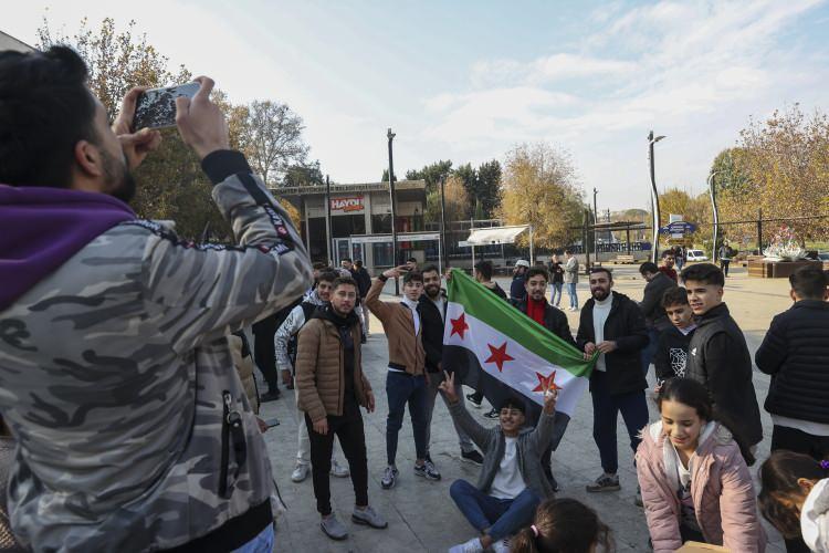 <p>Yağmura rağmen çocuklarıyla birlikte avluda toplanan Suriyeliler, birbirlerine sarılarak sevindi.</p>