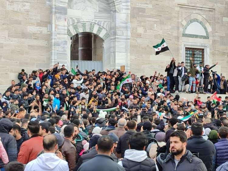 <p>7'den 70'e binlerce Suriyeli Fatih Camii'nde Türk ve Suriye bayrakları ile Esad'ın gidişini kutladı. </p>