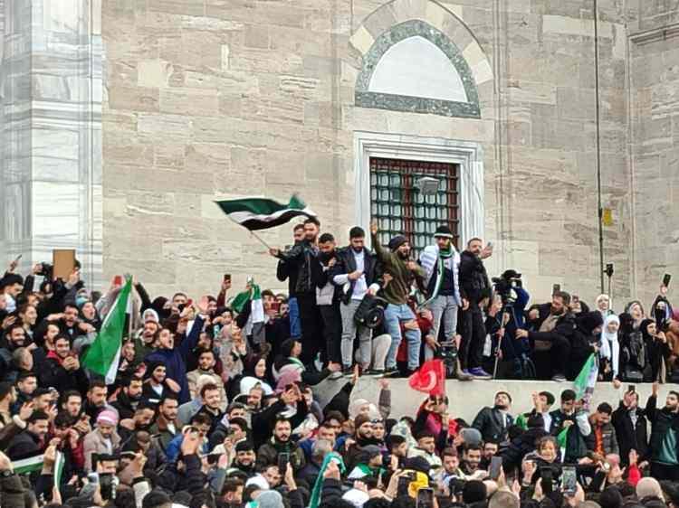 <p>Fatih Camii'nde Suriyelilerin sevinç gösterileri devam ediyor.</p>