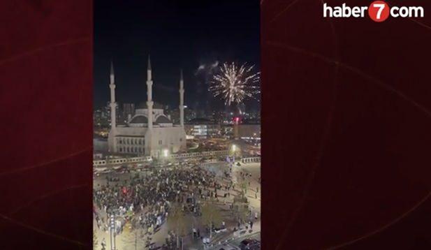 <p>Sabah namazı sonrası Fatih Camii'nde toplanan Suriyeliler, sevinç gösterilerinde bulundu. </p>
