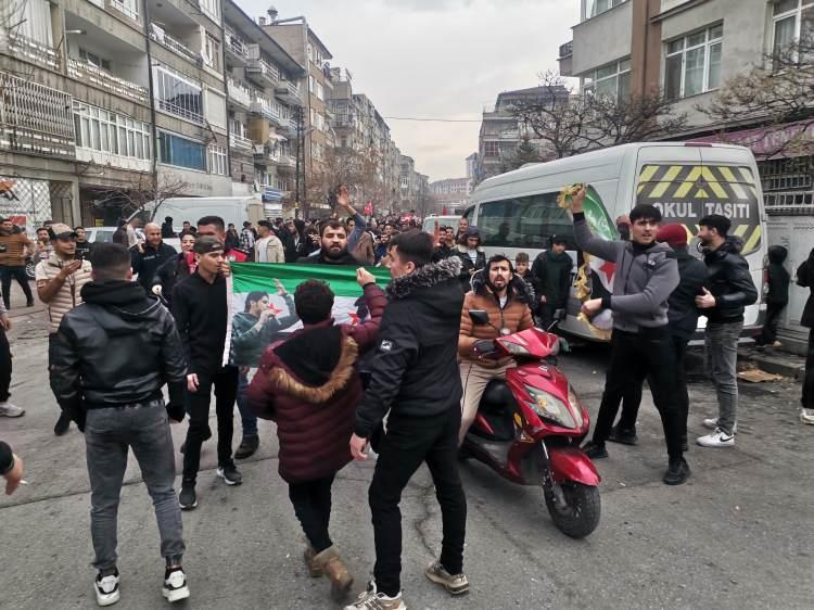 <p>Şam'ın muhaliflerin kontrolüne geçmesinin ardından Kayseri'de yaşayan Suriyeliler cadde, sokak ve meydanlara inerek kutlama yaptı. </p>