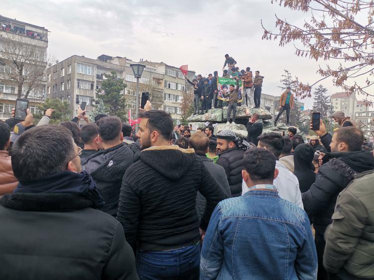 <p>Yüzlerce Suriyeli ellerindeki Türk bayrakları ve Suriye Milli Ordusu'nun bayrakları eşliğinde gözyaşlarıyla kutlama yaptı, konvoy düzenledi.</p>