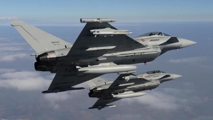 <p>Bu radar, özellikle yüksek yoğunluklu operasyonlarda önemli olan, aynı anda birden fazla hava ve kara hedefini tespit edebilir, izleyebilir ve bunlarla etkileşime girebilir. Mk2'nin elektronik savaş işlevleri arasında ayrıca düşman radarını ve iletişimini bozmak ve bozmak, hava savunma sistemlerine karşı koymaya yardımcı olmak ve uçağın hayatta kalma kabiliyetini artırmak yer alır." denildi.</p>
