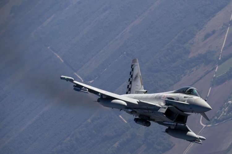 <p><strong>ECRS MK2 VARYANTI-</strong></p>
<p> </p>
<p>Radarın gelişmiş bir versiyonu olan ECRS Mk2 varyantına vurgu yapılan haberde, "Mk2 varyantı, özellikle elektronik harp ve elektronik saldırı işlevlerine odaklanarak sistemin yeteneklerini daha da genişletmeyi amaçlıyor. </p>