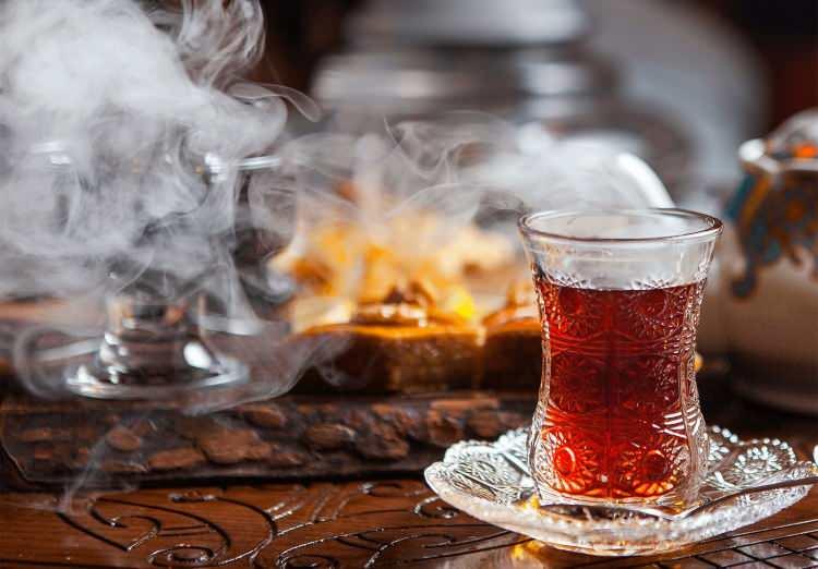<p><span style="color:#B22222"><strong>RENGİNİ KAZANDIRMAK AMACIYLA YAPILIYOR</strong></span></p>

<p><br />
Konuya ilişkin konuşan Gıda Mühendisi Nurten Sırma "Çaya tavşan kanı rengini kazandırmak adına çeşitli kullanılmaması gereken boyalar ilave ediliyor. Bunların yakalandığı örnekler var" şeklinde konuştu.</p>
