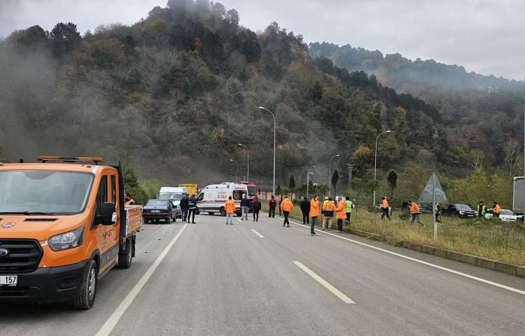 <p>Çevredekilerin haber vermesi üzerine olay yerine çok sayıda itfaiye, sağlık ve polis ekipleri sevk edildi. Bölgeye gelen Ordu Büyükşehir Belediyesi Ünye İtfaiye Grup Amirliği ekipleri, yangını büyük bir mücadele sonucu kontrol altına alırken, tünelin diğer tarafındaki çalışan tüpte ise yoğun dumanlardan dolayı trafik yaklaşık yarım saat durduruldu.</p>
