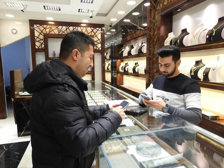 <p>Yatırımını sürekli altın yönünde tercih eden Mustafa Tok, “Dolarların sahteliği ile ilgili çıkan haberlerden sonra biz de illaki tedirgin olduk. Tabii yıllardır olduğu gibi olmazsa olmaz yatırım aracı bana göre altın. Altın hiçbir şekilde değerini kaybetmeyecek ve her zaman değer kazanacak bir yatırım. Altın bizim kendi birim yatırımımız ama döviz o şekilde değil. Altın her zaman en güzelidir” dedi.</p>
