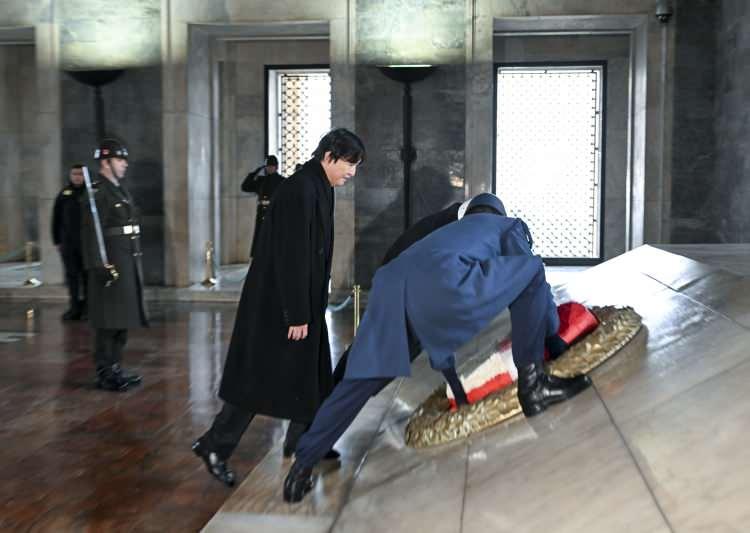 <p>Aslanlı Yol'dan yürüyerek Gazi Mustafa Kemal Atatürk'ün mozolesine gelen Veliaht Prens ve Prenses, buraya çelenk bırakarak saygı duruşunda bulundu.</p>

<p> </p>
