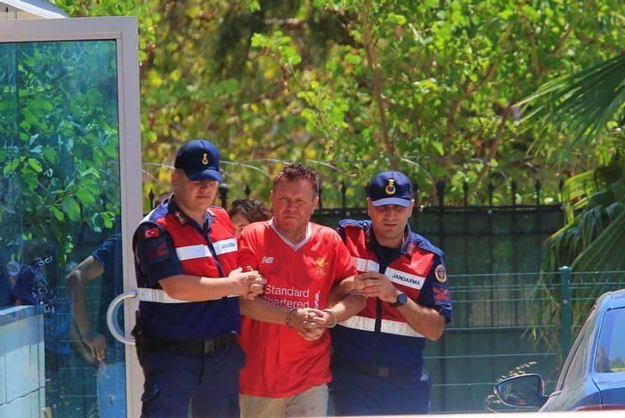 <p>Antalya'nın Kepez ilçesi Duacı Mahallesi'nde, 1 Ağustos tarihinde birlikte yaşadığı Aynur Çilli'yi (43) ormanda başına satır ile vurup taş ile ezerek öldüren, cinayete şahit olan kadının oğlu Bulutcan Çilli'yi (8) de evde boğarak katleden Mehmet Altın (48), 2'nci kez hakim karşısına çıktı.</p>

<p> </p>
