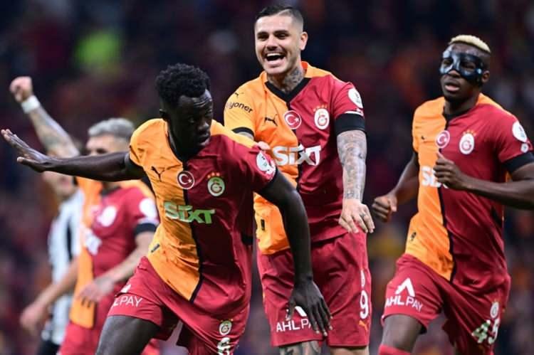 <p><strong>1- Galatasaray |  % % 54,9</strong><br />
<br />
* Bu durumda şampiyon olan Galatasaray Devler Ligi'ne direkt katlım sağlıyor.</p>

