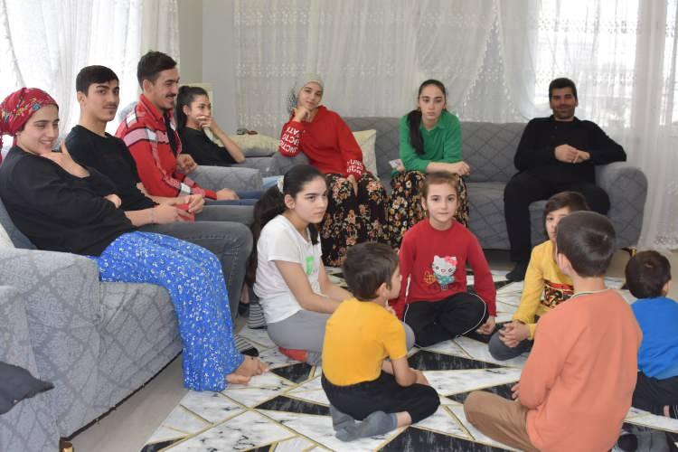 <p><span style="color:#B22222"><strong>KARDEŞLERDEN EN KÜÇÜĞÜ 6, EN BÜYÜĞÜ 25 YAŞINDA</strong></span></p>
