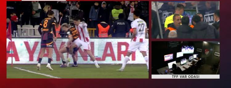 <p>Sivasspor’un Galatasaray’ı konuk ettiği mücadelenin 90+6’ncı dakikasında ev sahibi ekipte Rey Manaj, köşe gönderinin yakınında konuk ekip oyuncusu Barış Alper Yılmaz’ın sol ayak bileğine doğru müdahale etti. Müdahale sonrası Barış Alper Yılmaz acı içerisinde yerde kalırken, karşılaşmanın hakemi Turgut Doman, Rey Manaj’a sarı kartını çıkardı. Ardından potansiyel kırmızı kart için VAR’dan gelen uyarı sonrası pozisyonu izlemeye giden Turgut Doman, kararından vazgeçmedi.<br />
</p>