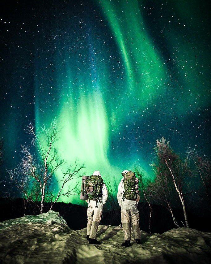 <p>2 Asker Norveç'in Finnmark'ındaki çarpıcı kuzey ışıklarına bakmak için durdu.</p>
<p> </p>