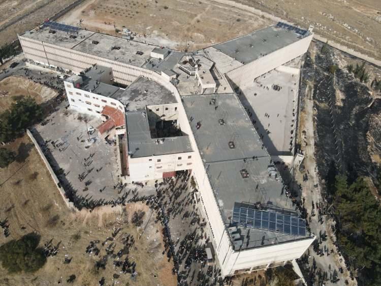 <p>Esed yönetimine güçlü bağlılıkları nedeniyle, hapishanenin savunmasından Üçüncü Ordu'ya bağlı 21. Tugay sorumluydu. Askerlerin komutanlığını Esed ailesi gibi Alevi subaylar yapıyordu.</p>
