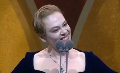 <p><span style="color:#800080"><strong>EN İYİ KADIN OYUNCU:</strong></span> <strong>Demet Evgar - Bahar / Show TV -</strong> Ödül, Salih Bademci tarafından verildi.<strong>​</strong><strong>​</strong></p>
