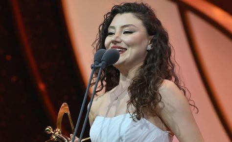 <p><strong><span style="color:#800080">AZERBAYCAN'IN YILDIZI PARLAYANLARI:</span> Farida Abdulla -</strong> Ödül, Senuber İsgenderli tarafından verildi.</p>
