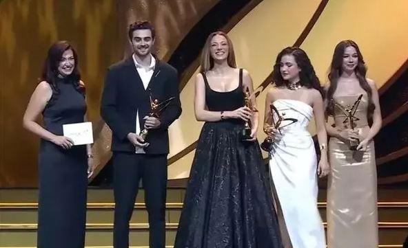 <p><span style="color:#800080"><strong>PANTENE YILDIZI PARLAYANLAR:</strong></span> <strong>Alisa Sezen Sever, Melis Minkari, Sümeyye Aydoğan, Yiğit Koçak -</strong> Ödül, P&G Türkiye, Kafkasya ve Orta Asya Marka Operasyonları Başkan Yardımcısı Özge Erdem tarafından verildi.</p>
