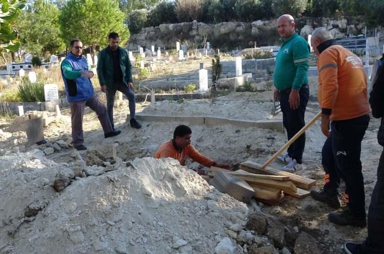 <p>Mezarın üzerinin kepçe ile kapatılmasının ardından sanatçının ismi bir tahtaya yazılarak kabrine takıldı.</p>
