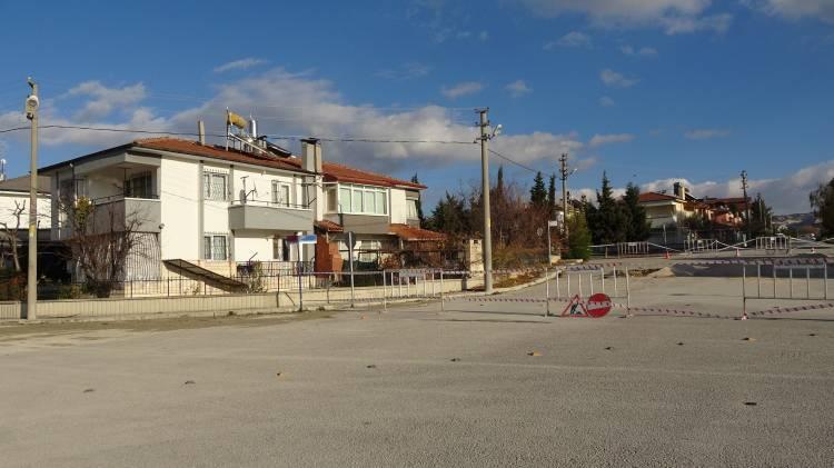 <p>Ev sahiplerinin bildirmesi üzerine olay yerine gelen Burdur Belediyesi ekipleri oluşan patlağı tamir ederken duvarlarında çatlak oluşan 4 evden biri çökme tehlikesi nedeniyle mühürlendi.</p>
