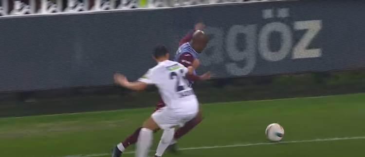 <p>VAR: "Zorbay Hocam, topun içeride olup olmadığını kontrol ettim. 77 numaralı oyuncunun, 94'e bir darbesi var. Sana potansiyel penaltı için sahada inceleme öneriyorum."<br />
<br />
HAKEM: "Evet buradayım. Temas anındaki top oyunda olduğunu gösteriyorsun değil mi?"<br />
<br />
</p>