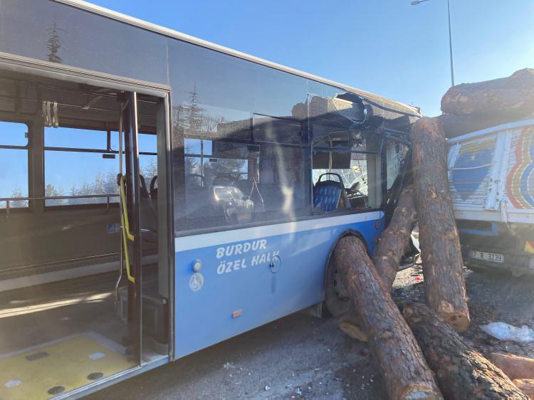 <p>Kaza, saat 09.00 sıralarında Burdur-Antalya kara yolu Kurna rampasında meydana geldi. </p>
