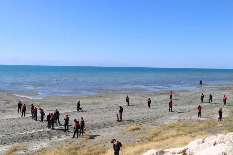 <p>28 Eylül'de Van Gölü Sahili'nde Rojin'e ait cep telefonu, kulaklık, kek ve su bulundu. Telefon incelenmek üzere polise teslim edilirken, Rojin için polis, Jandarma Sahil Güvenlik, AFAD ve Büyükşehir Belediyesi'nin itfaiye ekipleri arama çalışması başlattı.</p>
