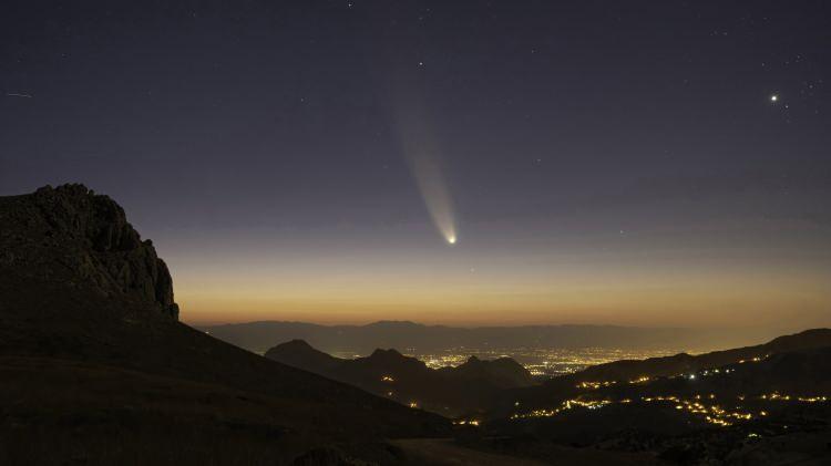 <p>Geminid Gök Taşı Yağmuru’nun kaynağı 3200 Phaethon isimli bir asteroit. Bu asteroit, Güneş etrafındaki turunu 1,4 yılda tamamlıyor. 3200 Phaethon'a 'ölü uyruklu yıldız' veya 'kayaç kuyruklu yıldız' da deniyor. Çünkü bu kayaç parçası, kuyruklu yıldızlar gibi oldukça basık bir elips yörüngede hareket ediyor. Geminid veya İkizler gök taşları, 4-20 Aralık tarihleri arasında gözlenebiliyor ve ayın ortalarına doğru en yüksek sayıya ulaşıyor. Genelde, en fazla meteor gözlenebilen yağmurlardan biri olan Geminidlerin en yoğun olacağı zaman diliminde, saatte ortalama 120 meteor gözlenmesi bekleniyor. Fakat Ay'ın bu tarihte neredeyse dolunay evresinde (yüzeyinin yüzde 97'si aydınlık) olması sebebiyle, bu sayı ciddi oranda düşebilir. İkizler Takımyıldızı bölgesinden çıkıyor, görünecek bu gök taşlarının Dünya atmosferine giriş hızları saniyede ortalama 35 kilometre olacak.</p>

<p> </p>
