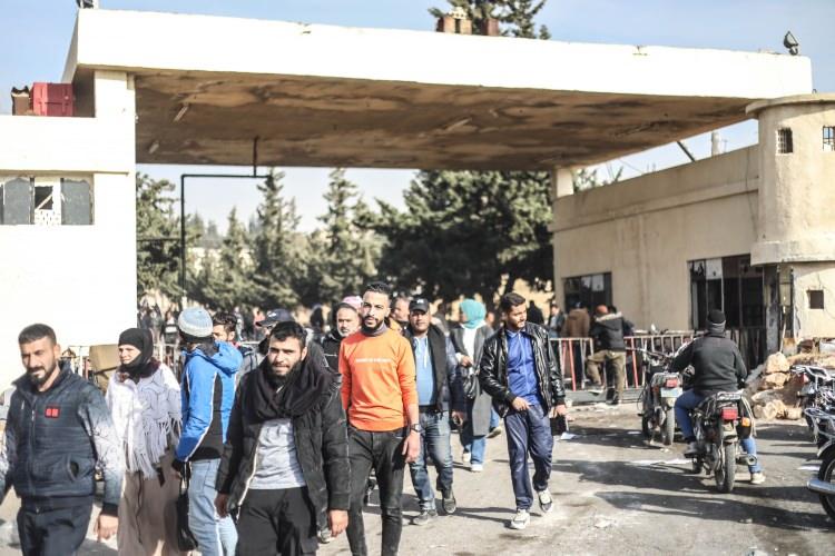 <p>Uluslararası Af Örgütü, yakınlarının Saydnaya'da olduğundan şüphelenen aileler için, yönetimin çöküşünün <strong>"bazı vakalarda on yıllar sonra nihayet kayıp sevdiklerinin akıbetini bulabilme ihtimalini yükselttiğini"</strong> söylüyor.</p>