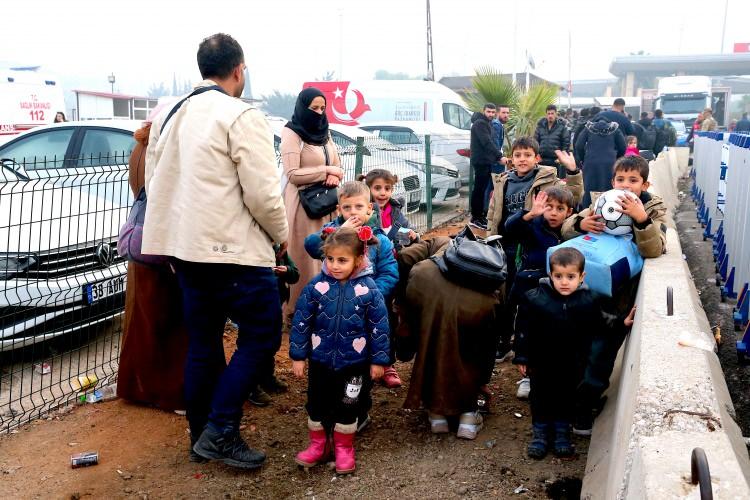 <p>İran'ın bölgedeki Şii yayılmacılığına dayanan politikalarını <strong>"vahdet"</strong> kisvesiyle örtbas etmeye kalkan bu kişiler, kamuoyunu yanıltmak adına <strong>"Direniş Ekseni"</strong> söylemi etrafında gerçeklerden çok uzak hikayeler uydurup durdular.</p>
