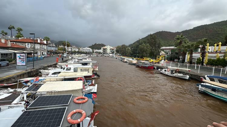 <p>Meteoroloji Genel Müdürlüğü ve AFAD’ın kuvvetli fırtına uyarıları üzerine Marmaris’teki denizciler de harekete geçti. Limanlardaki tekne sahipleri, teknelerinin bağlantı halatlarını ve tonozlarını sağlamlaştırarak önlemlerini artırdı. Kaptan Ahmet Mertcan Karabolat, 