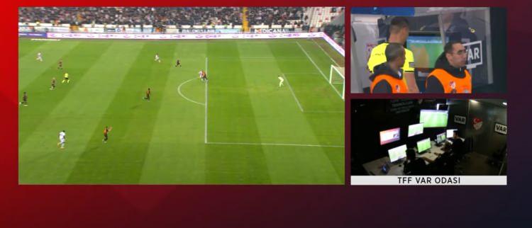 <p>VAR: Turgut hocam. Sana bariz gol şansı için inceleme öneriyorum.<br />
<br />
VAR: Temasa, demin ki bana gösterdiğin pozisyonu yaklaştır.<br />
<br />
Turgut Doman: Hızlı oynatır mısın?<br />
<br />
VAR: Turgut hocam bu temas anı.<br />
<br />
</p>