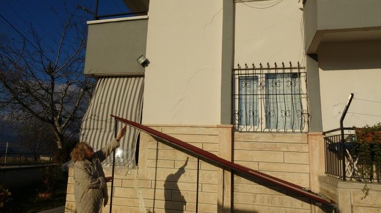 <p>İki katlı evinde büyük maddi zarar oluşan ev sahiplerinden Ayşegül Karabiber (68) yaptığı açıklamada, <strong>"Salı günü sabah bir anda benim mutfaktaki fayanslarım patlamaya başladı. Önce bir duvar sonra diğeri derken 3 duvarıma sıçradı. Ne oluyor? demeye kalmadan torunum evin yan tarafında yolun çöktüğünü gördüğünü söyledi. O an biz hemen belediyeyi aradık. Fayanslar patlayıp göçüğü de görünce yolla ilgili bir sorun olduğunu düşündük. Belediye geldi demeye kalmadan yan bahçede suyun fışkırdığını gördük. Orada bir kuyu vardı o çöktü. O kuyu yaklaşık 10 metre derinlikteydi ama ağzına kadar su ile doldu ve bahçeye taştı bir anda. Herhalde yolda patladı oradan buraya geldi. Çünkü belediye suyu kestikten sonra sular çekildi. Belki de birkaç gündür akıyordu patlaktan azar azar o günde yol çökünce alttaki borulara baskı uyguladığından iyice kötü oldu" </strong>dedi.</p>