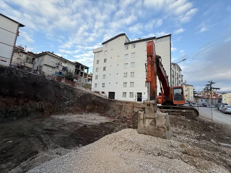 <p>Kayma nedeniyle bina sakinleri tedirginlik yaşarken, yetkililer güvenlik önlemleri almak için çalışmalara başladı.</p>
