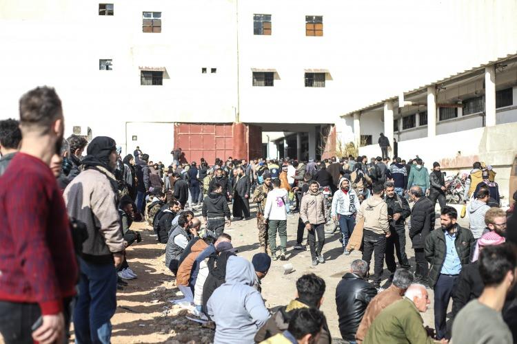 <p>Suriyeli muhalif sivil savunma örgütü Beyaz Bereliler'in yayımladığı fotoğraflarda, yüksek duvarların üzerinde tel örgüler görülüyor. Hapishanenin etrafında da nöbet kuleleri var.</p>