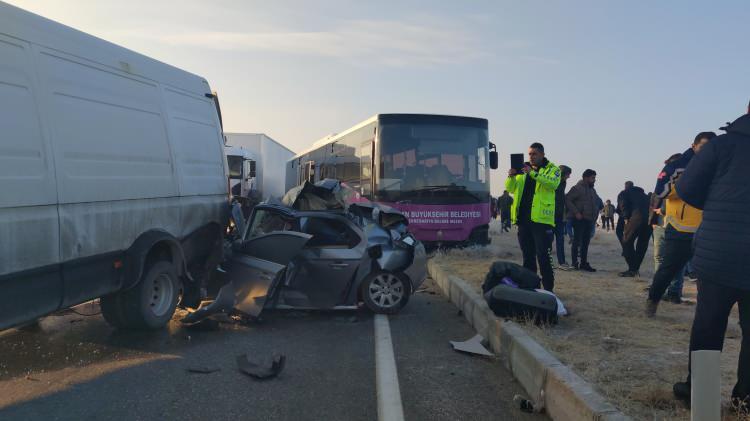 <p>Yoğun sis ve buzlanmanın etkili olduğu Van-Erciş kara yolunun 15'inci kilometresinde zincirleme trafik kazası meydana geldi.</p>
