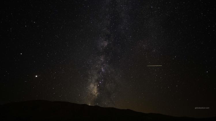 <p>Halk arasında yıldız kayması olarak bilinen meteor yağmurlarında, kuyruklu yıldızların kalıntılarının oluşturduğu gök taşlarının atmosfere giriş hızları, saniyede 35 kilometreden 70 kilometreye kadar çıkabiliyor ve bazıları 'ateş topu' olarak ifade ediliyor.</p>
